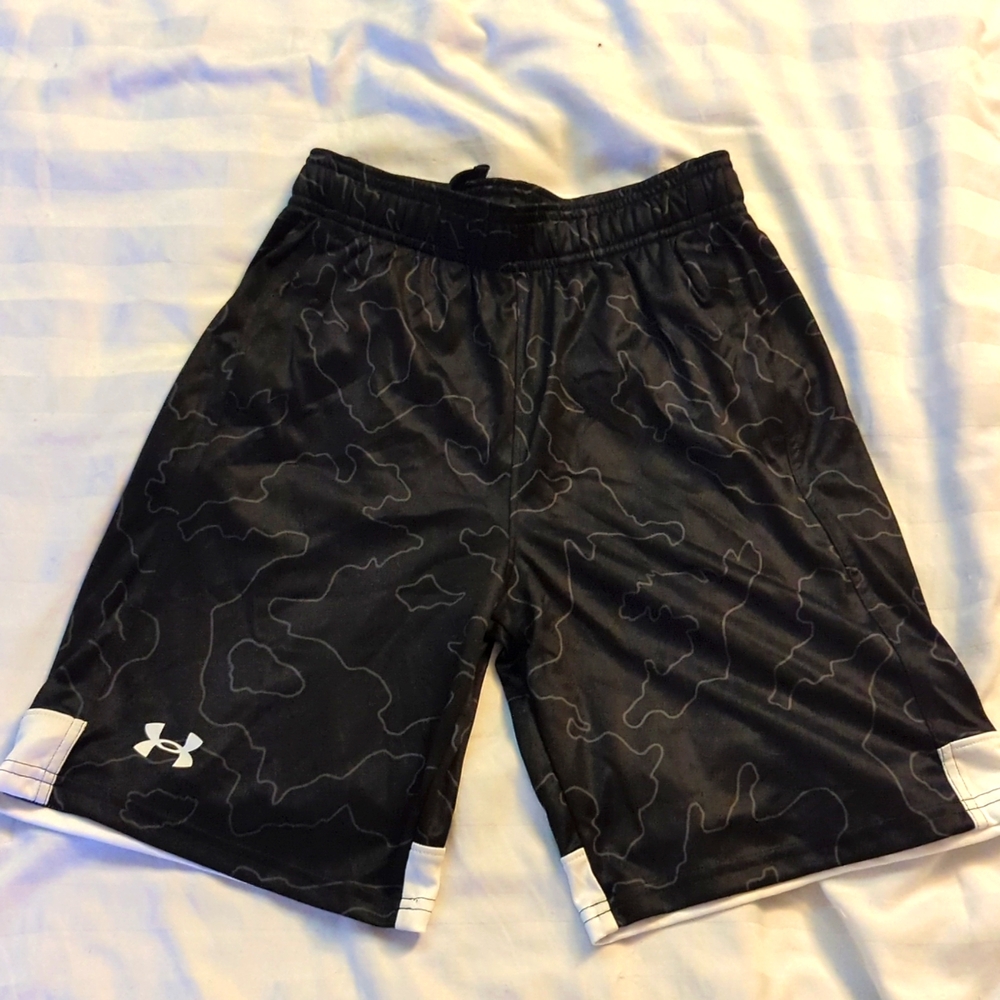 Boys under armour athletic shorts size m